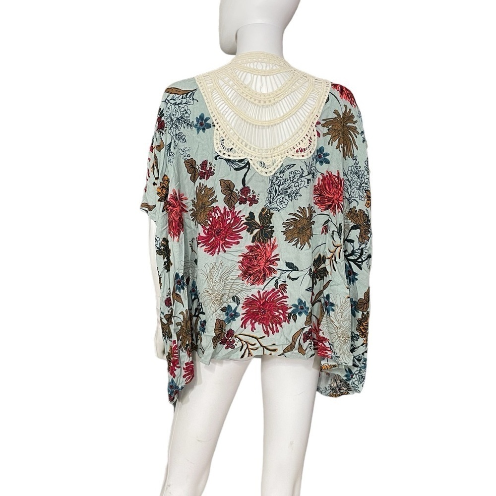 Blushing Heart Blue Floral Open Front Top
New - Picture 4 of 6
